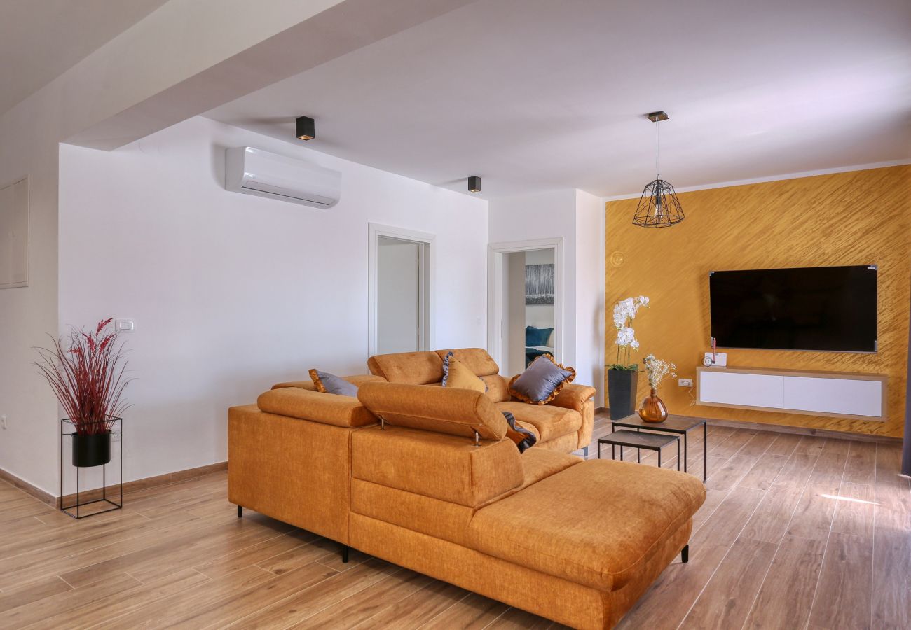 Villa in Debeljak - Villa Orkula with heated pool