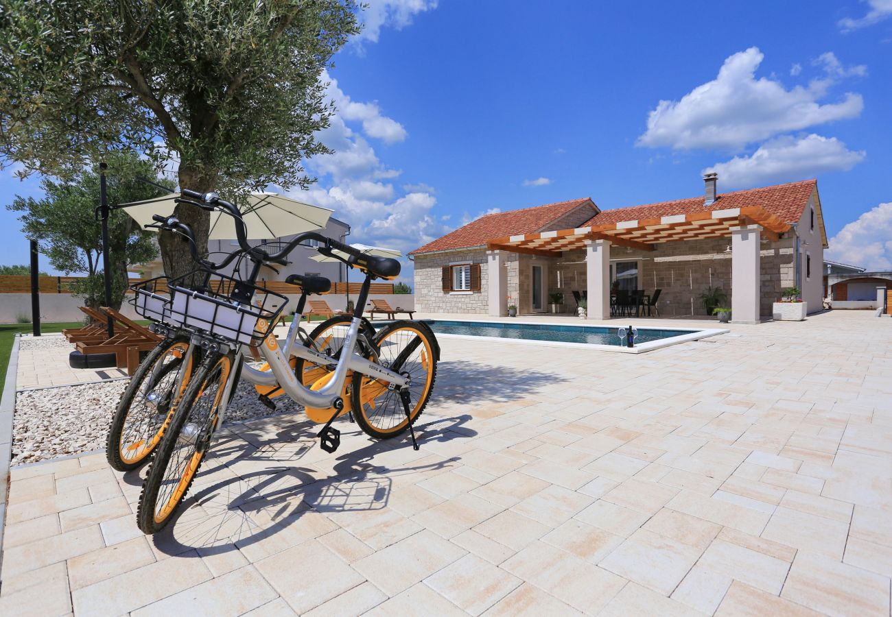Villa in Debeljak - Villa Orkula with heated pool