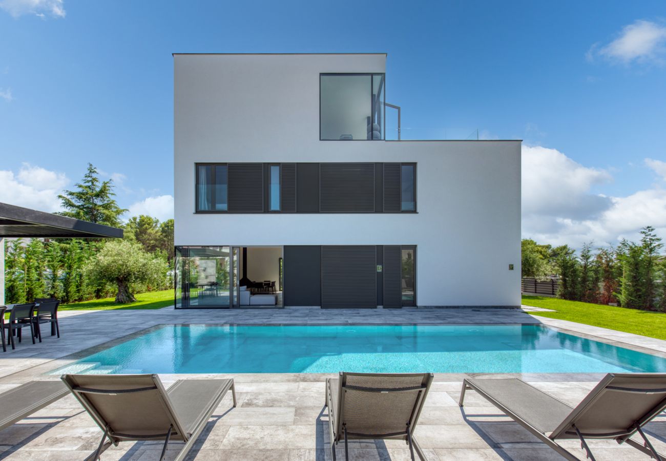 Villa in Fažana - Villa A with heated pool