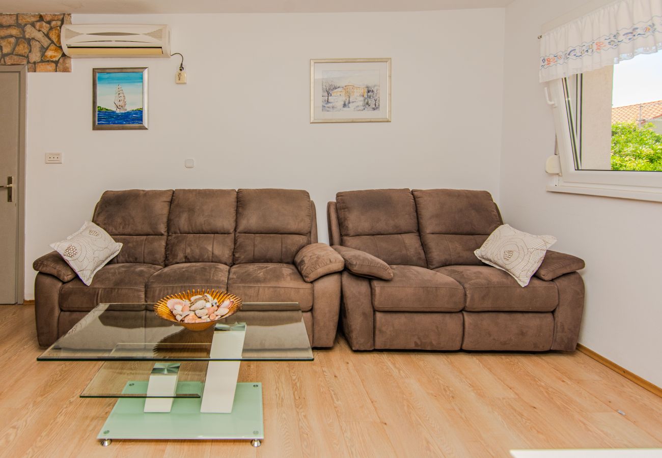 House in Maslenica - Holiday Home Florendale with pool