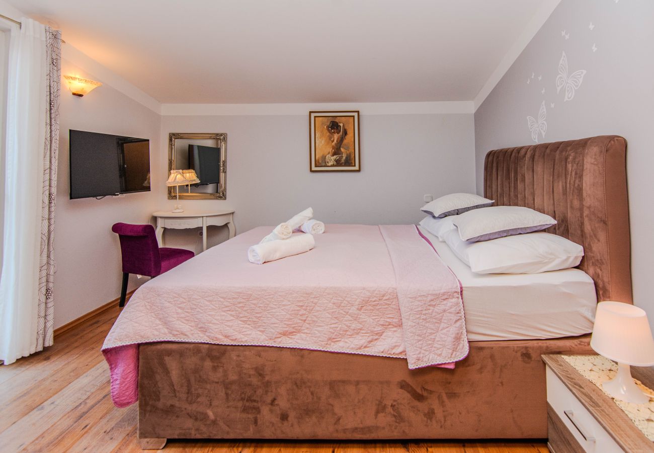 House in Maslenica - Holiday Home Florendale with pool