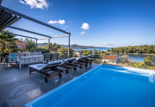 Villa in Barotul - Villa Bella with heated pool