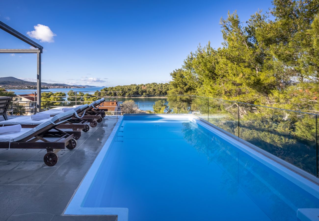 Villa in Barotul - Villa Bella with heated pool