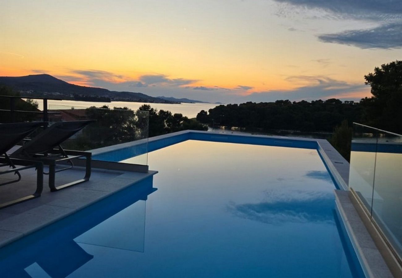 Villa in Barotul - Villa Bella with heated pool