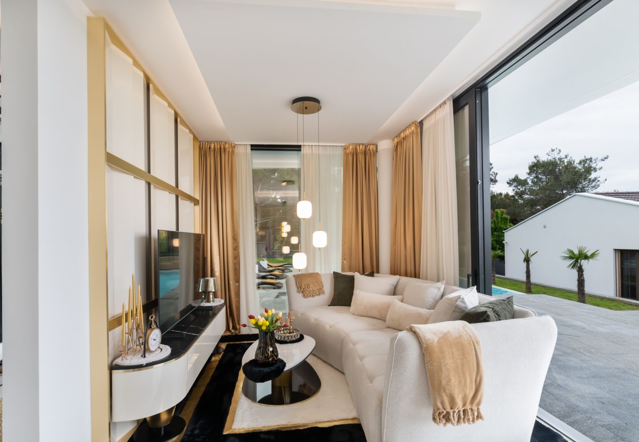 Villa in Zadar - Luxury Matos Estate with heated pool