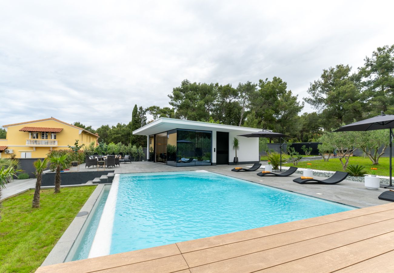 Villa in Zadar - Luxury Matos Estate with heated pool