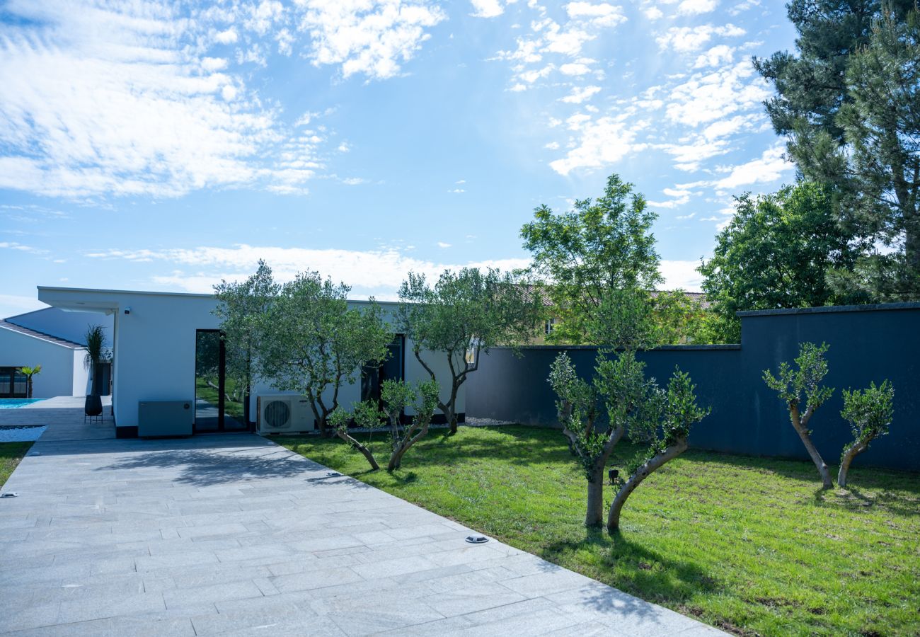 Villa in Zadar - Luxury Matos Estate with heated pool