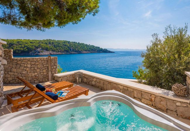 Villa/Dettached house in Milna - Seafront Villa Marella