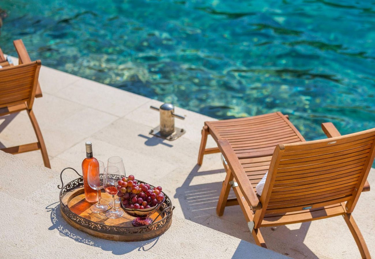 Villa in Milna - Seafront Villa Marella