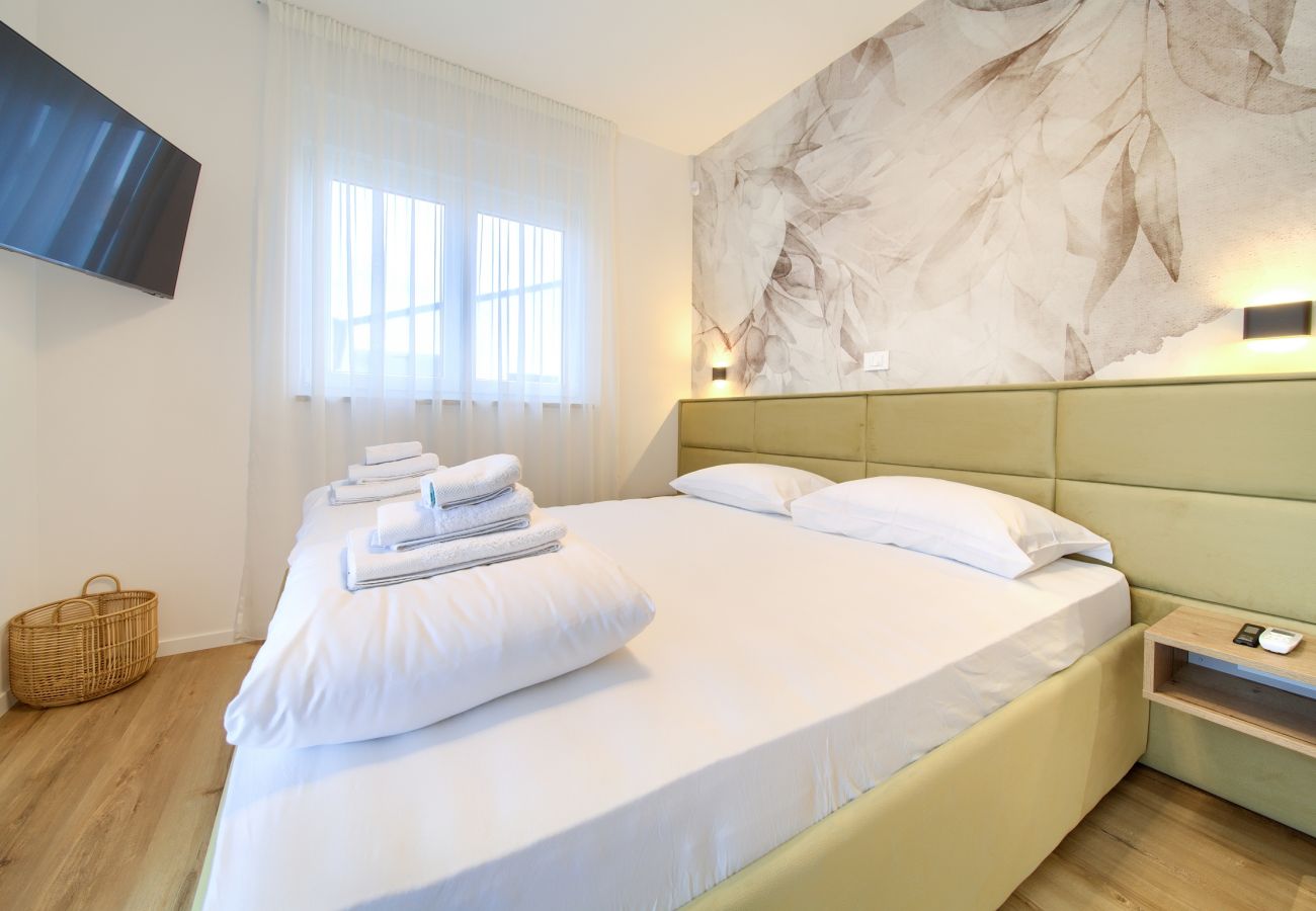 Villa in Njivice - Villa Bellissima with heated pool