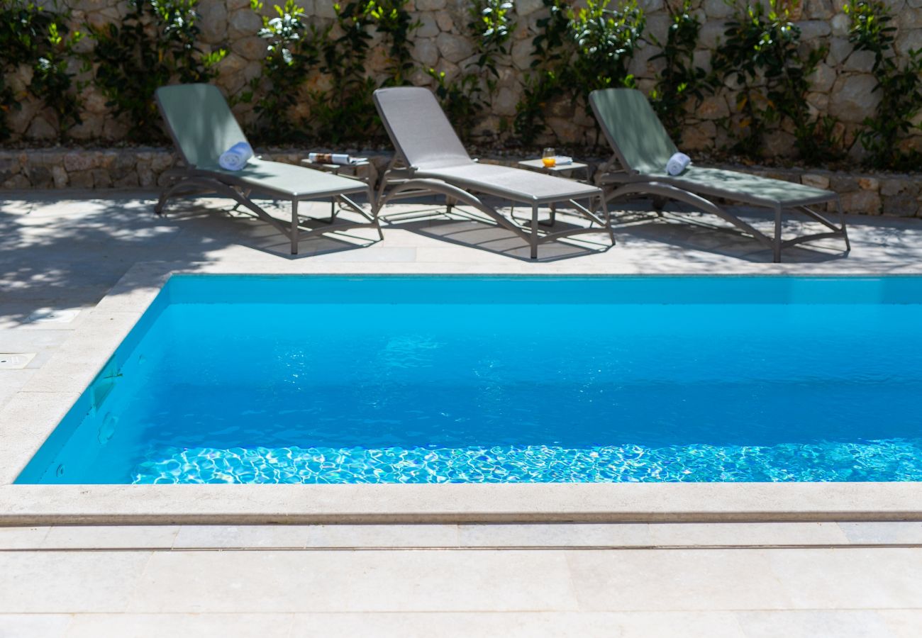 Villa in Njivice - Villa Bellissima with heated pool