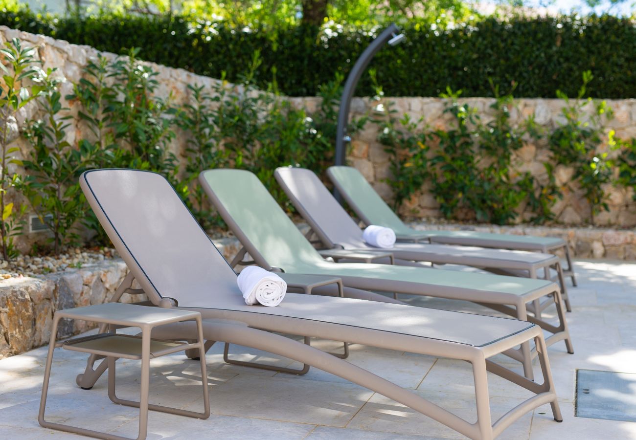 Villa in Njivice - Villa Bellissima with heated pool