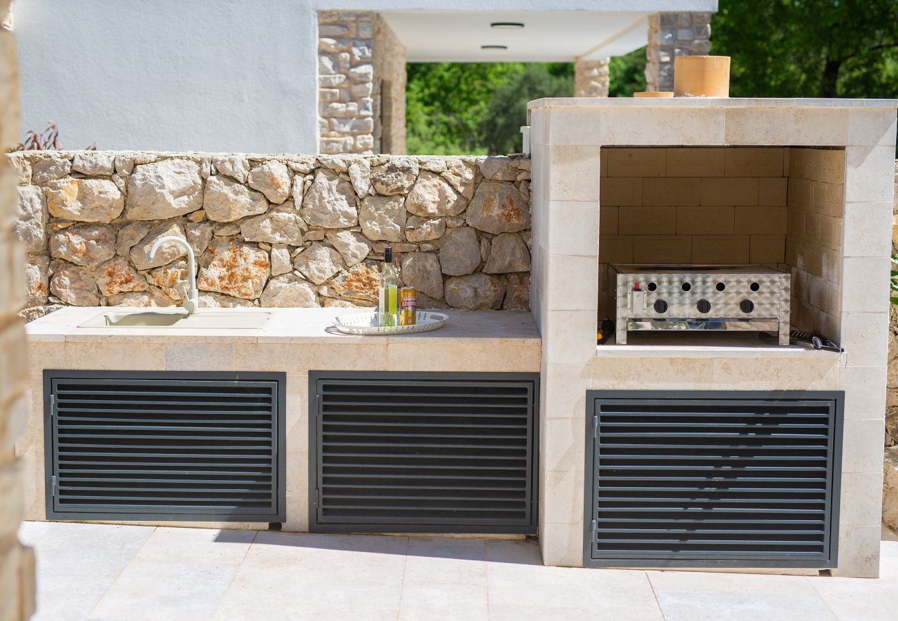 Villa in Njivice - Villa Bellissima with heated pool