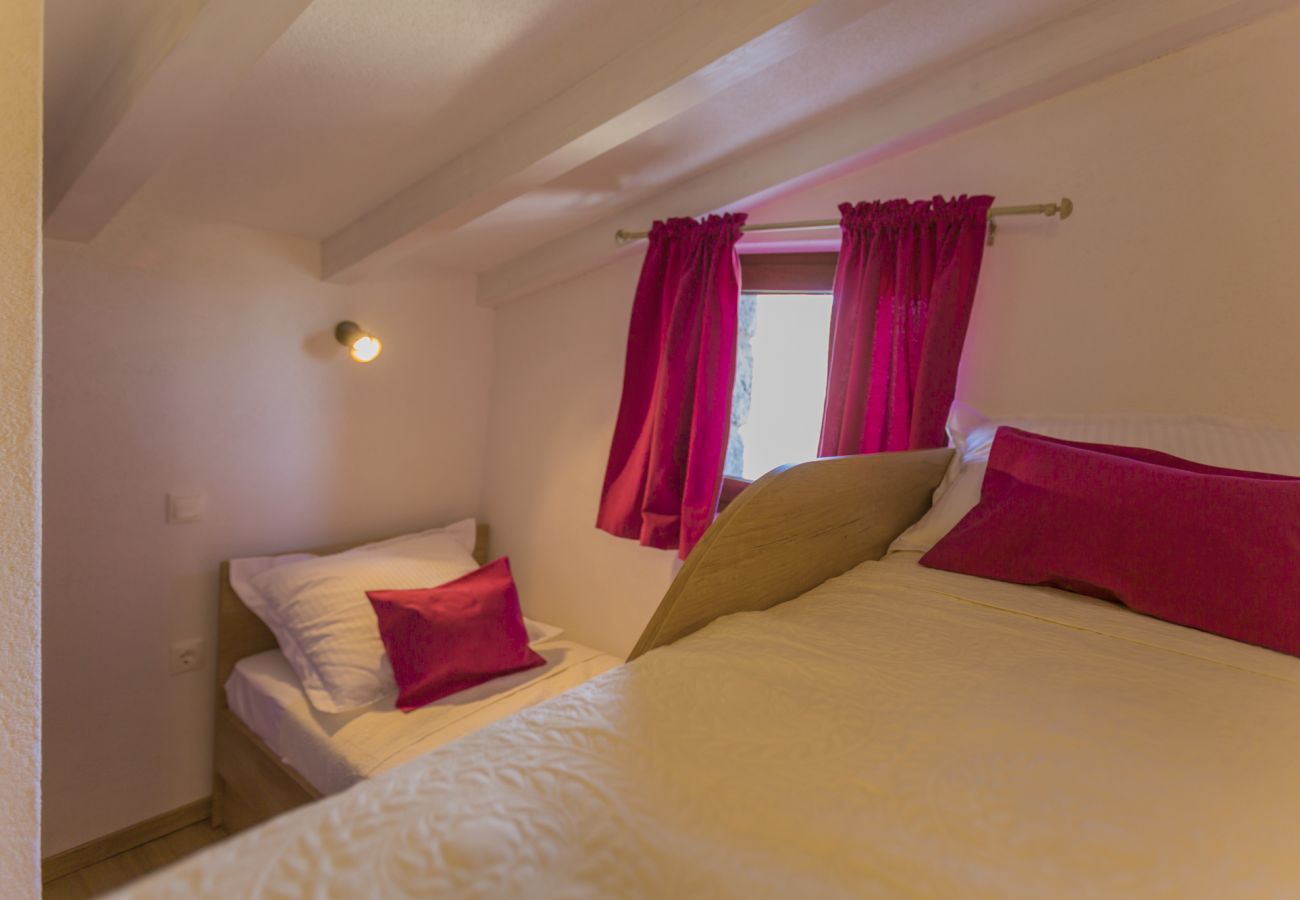 Villa in Duge Njive - Rustic Villa Fragola with heated pool