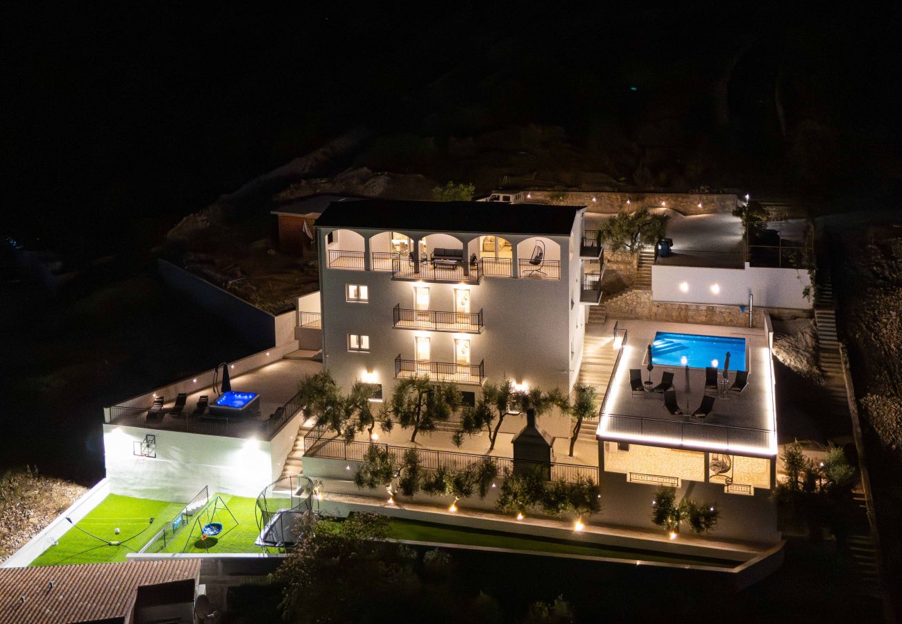 Villa in Sevid - Villa La Fortezza with sea view