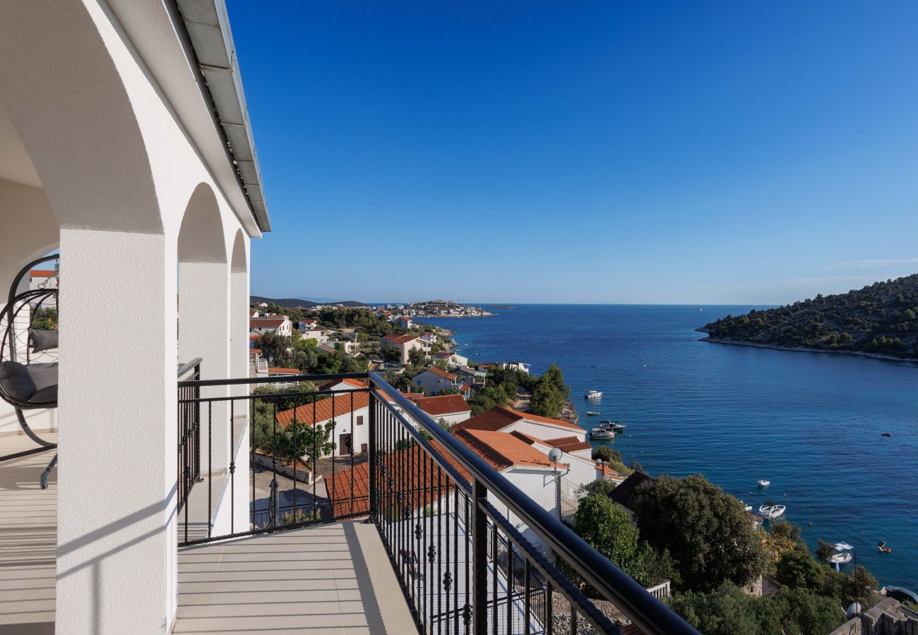 Villa in Sevid - Villa La Fortezza with sea view