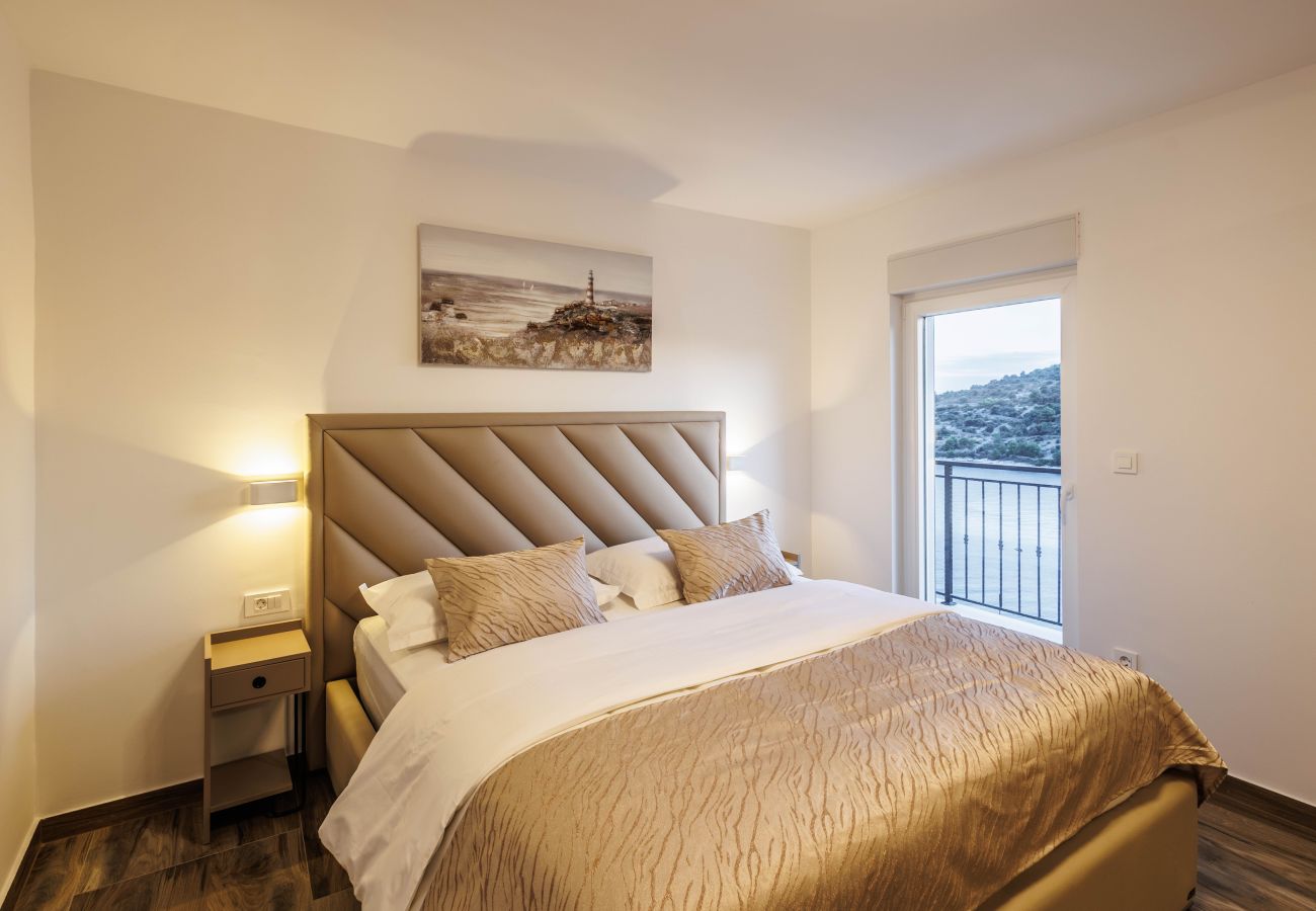 Villa in Sevid - Villa La Fortezza with sea view