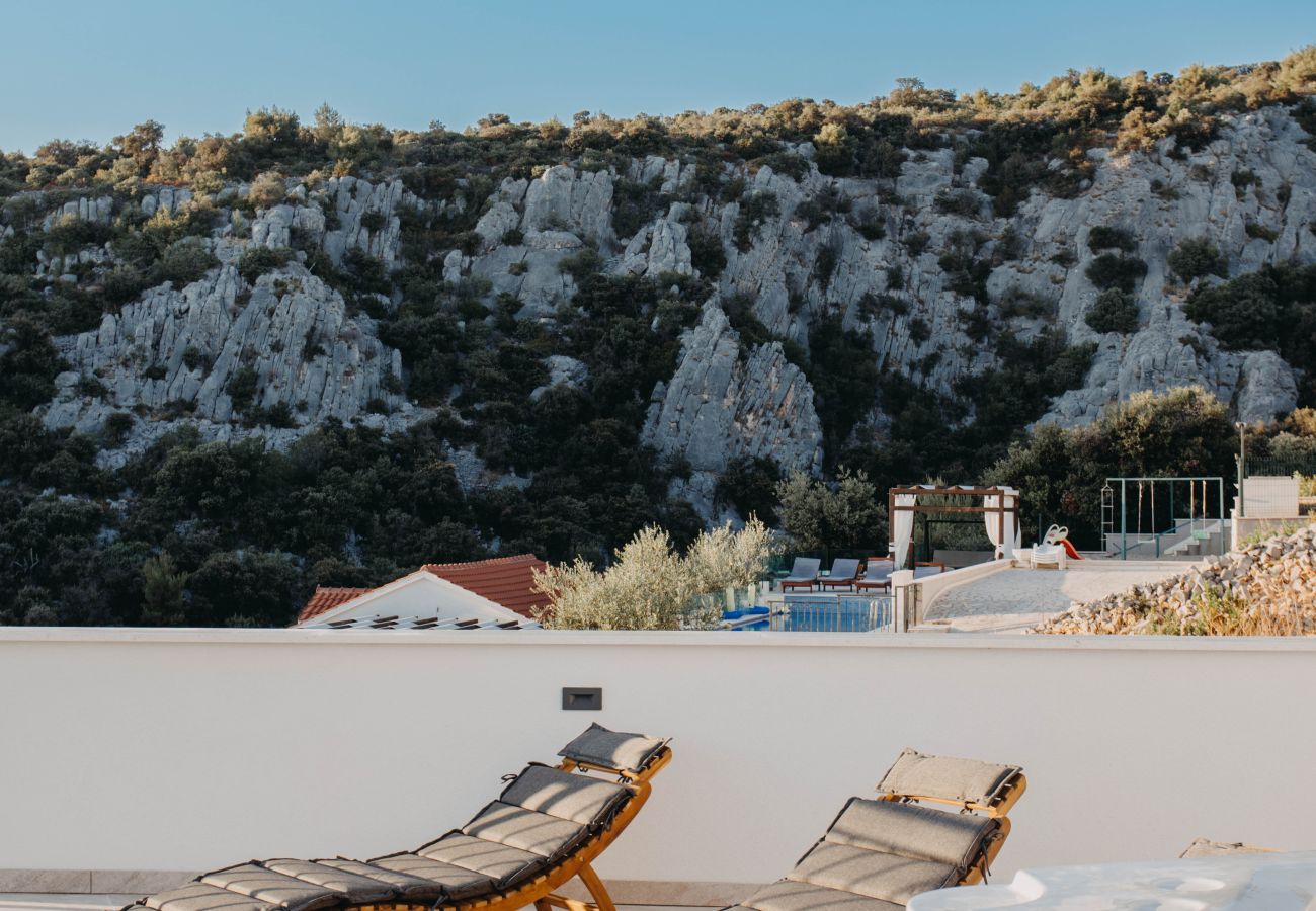 Villa in Sevid - Villa La Fortezza with sea view