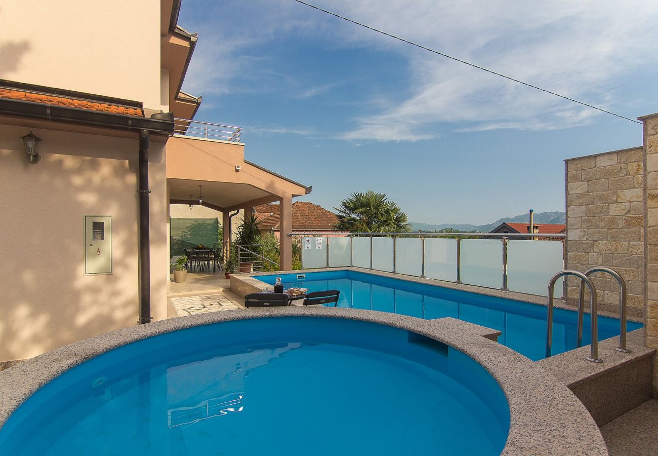 House in Vrgorac - Holiday Home Vele with pool