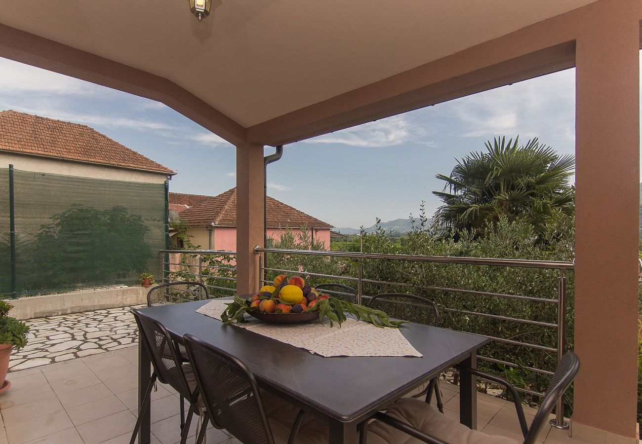 House in Vrgorac - Holiday Home Vele with pool