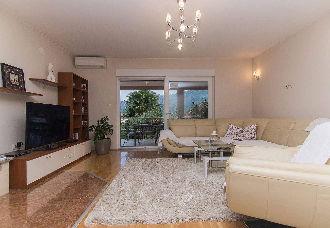 House in Vrgorac - Holiday Home Vele with pool