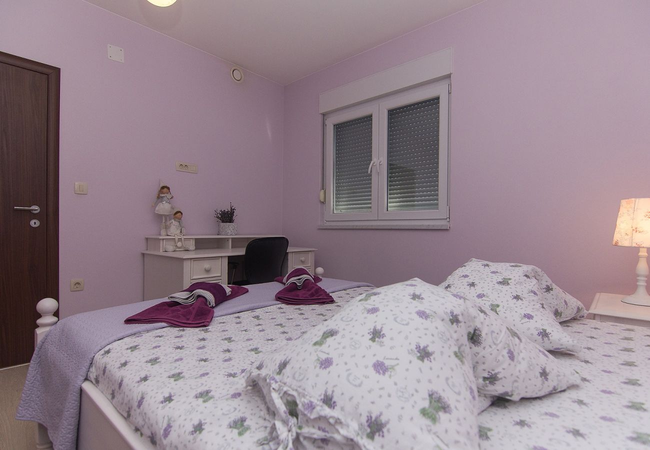 House in Vrgorac - Holiday Home Vele with pool