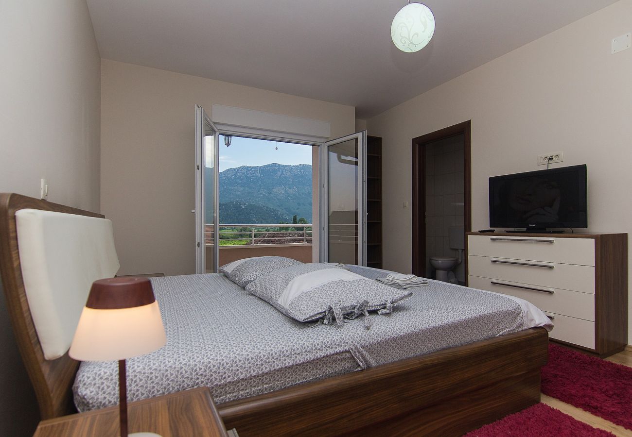 House in Vrgorac - Holiday Home Vele with pool