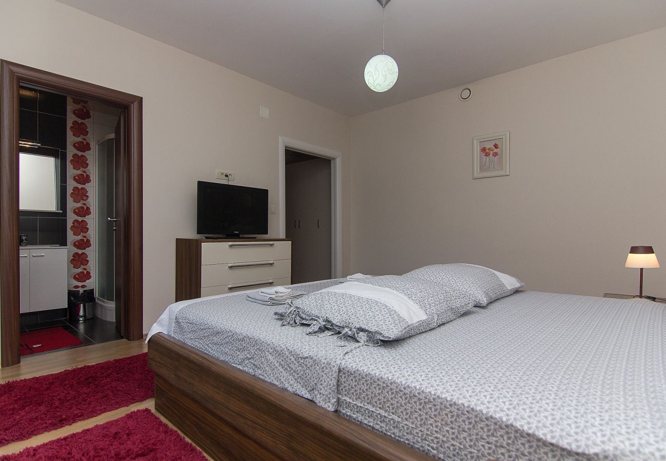 House in Vrgorac - Holiday Home Vele with pool