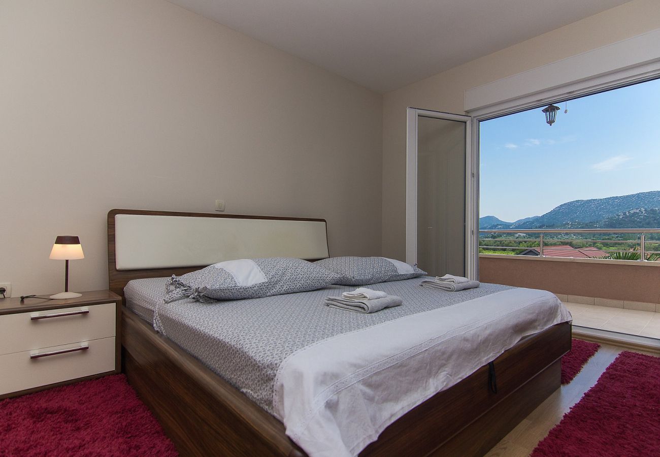 House in Vrgorac - Holiday Home Vele with pool