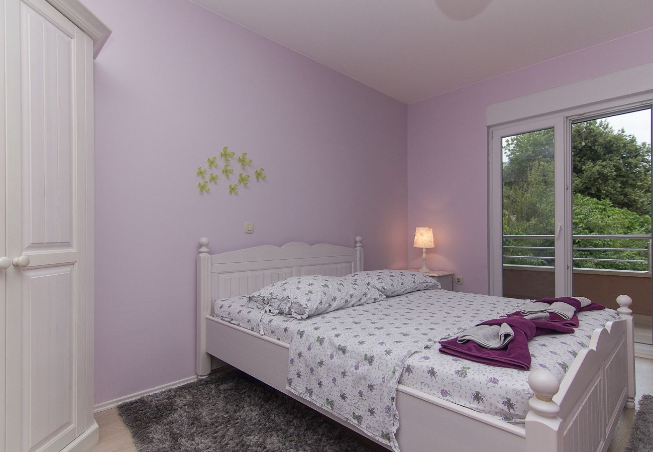 House in Vrgorac - Holiday Home Vele with pool