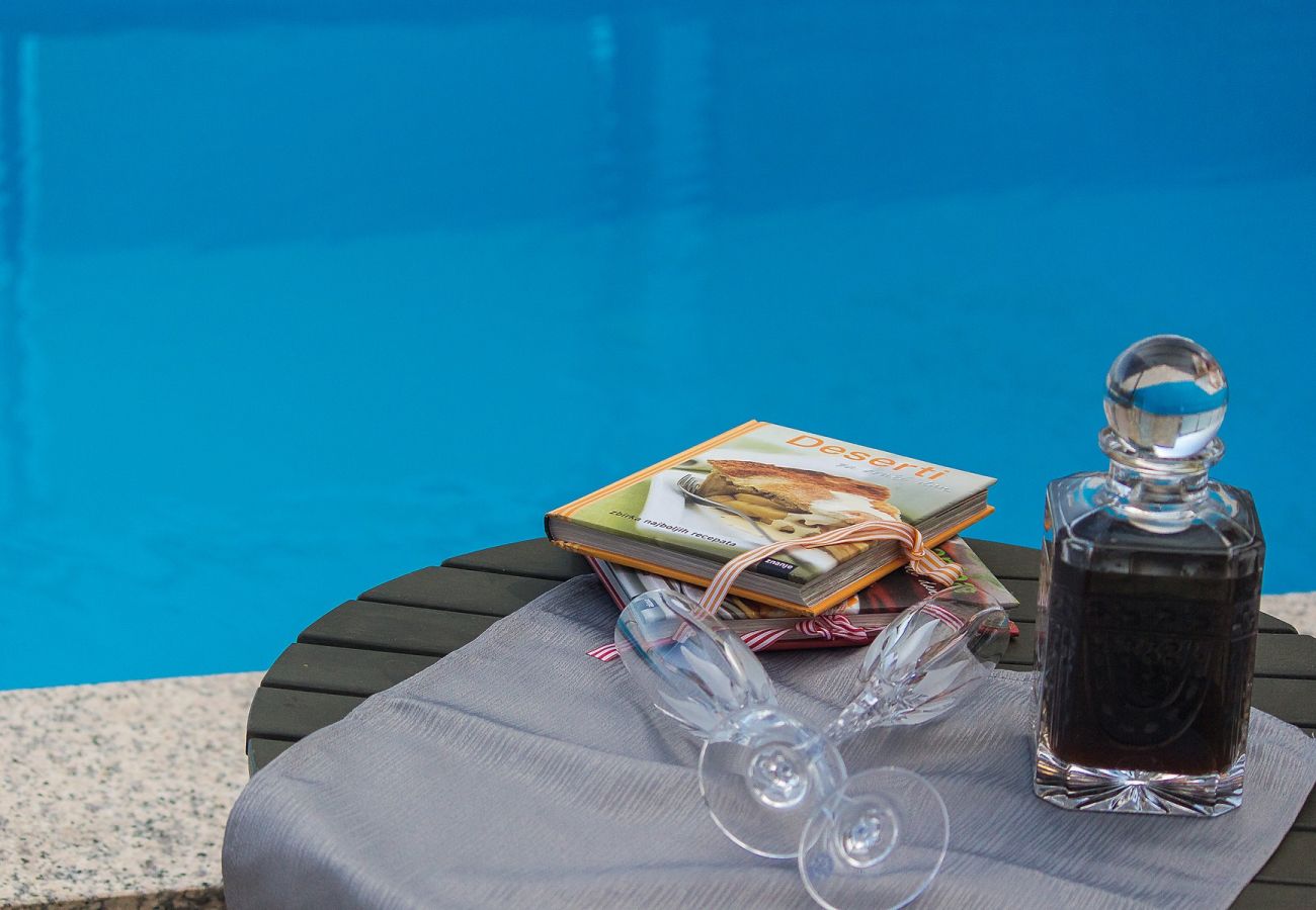 House in Vrgorac - Holiday Home Vele with pool