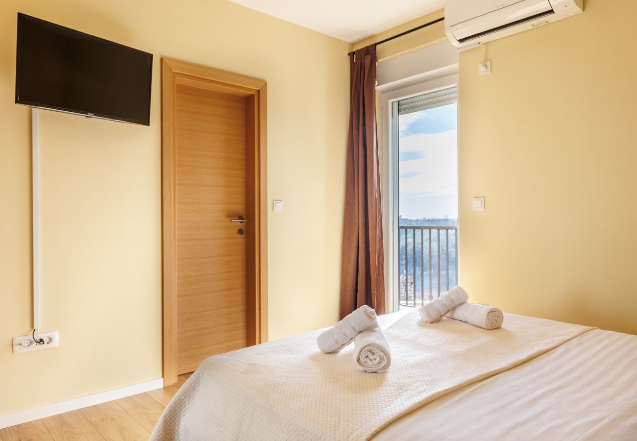 House in Galižana - Holiday Home Fulia with pool