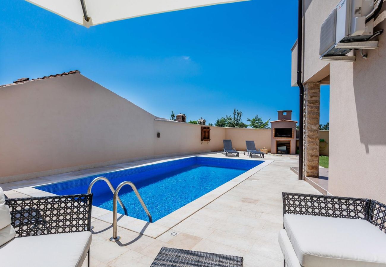 House in Galižana - Holiday Home Fulia with pool