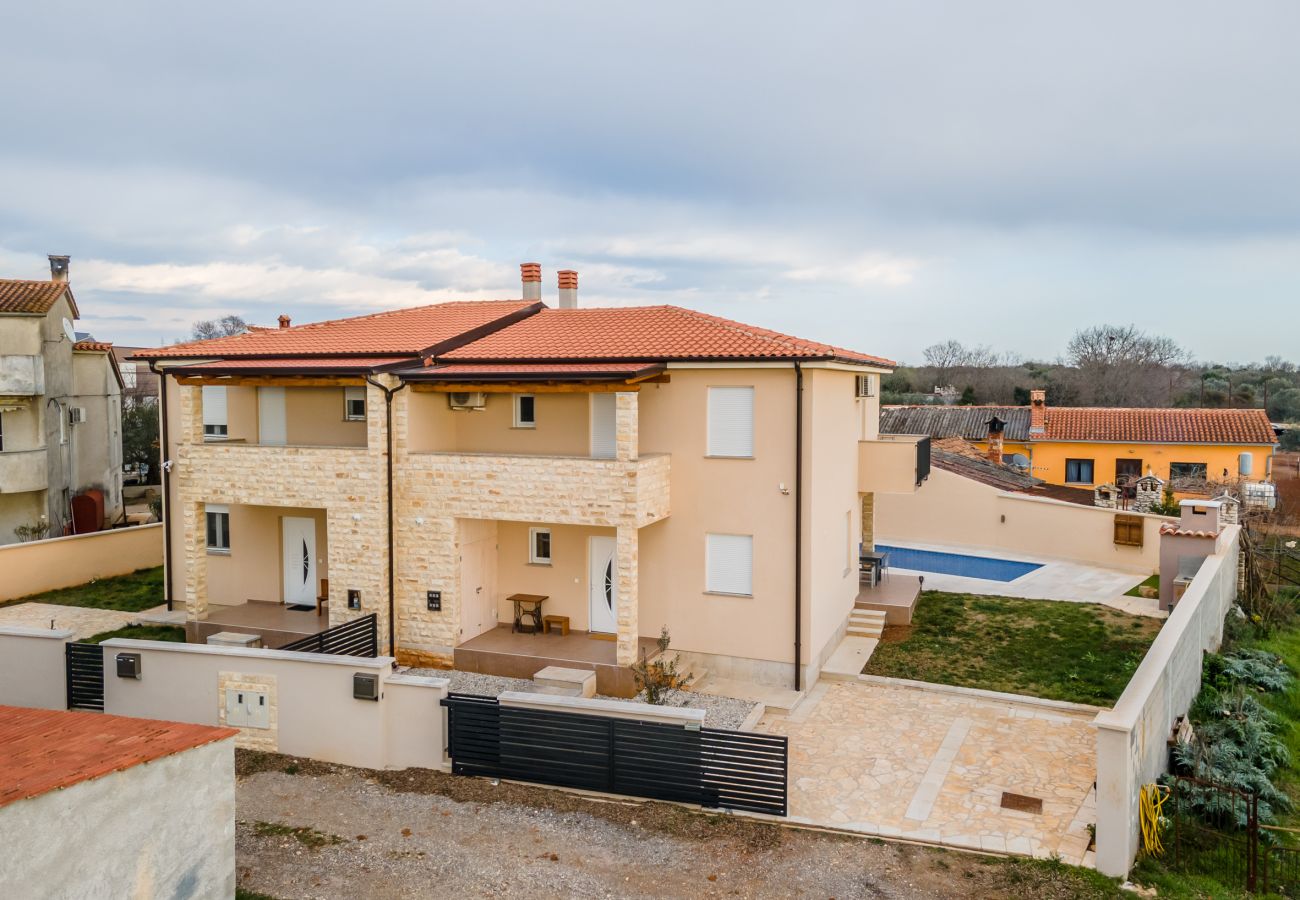 House in Galižana - Holiday Home Fulia with pool