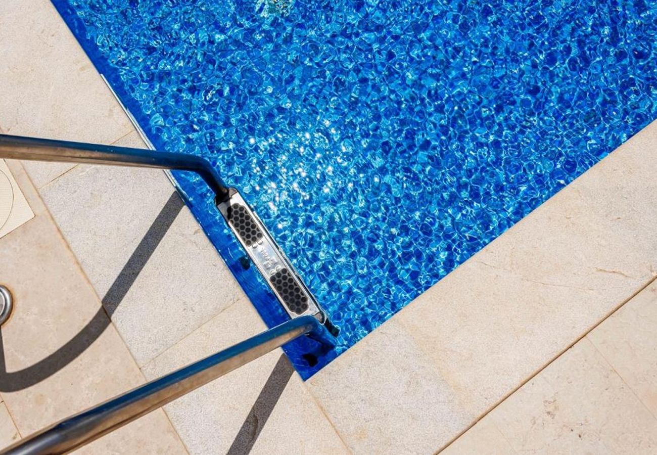 House in Galižana - Holiday Home Fulia with pool