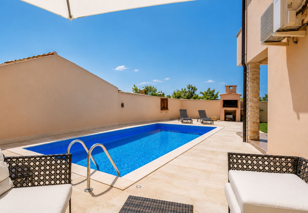 House in Galižana - Holiday Home Fulia with pool