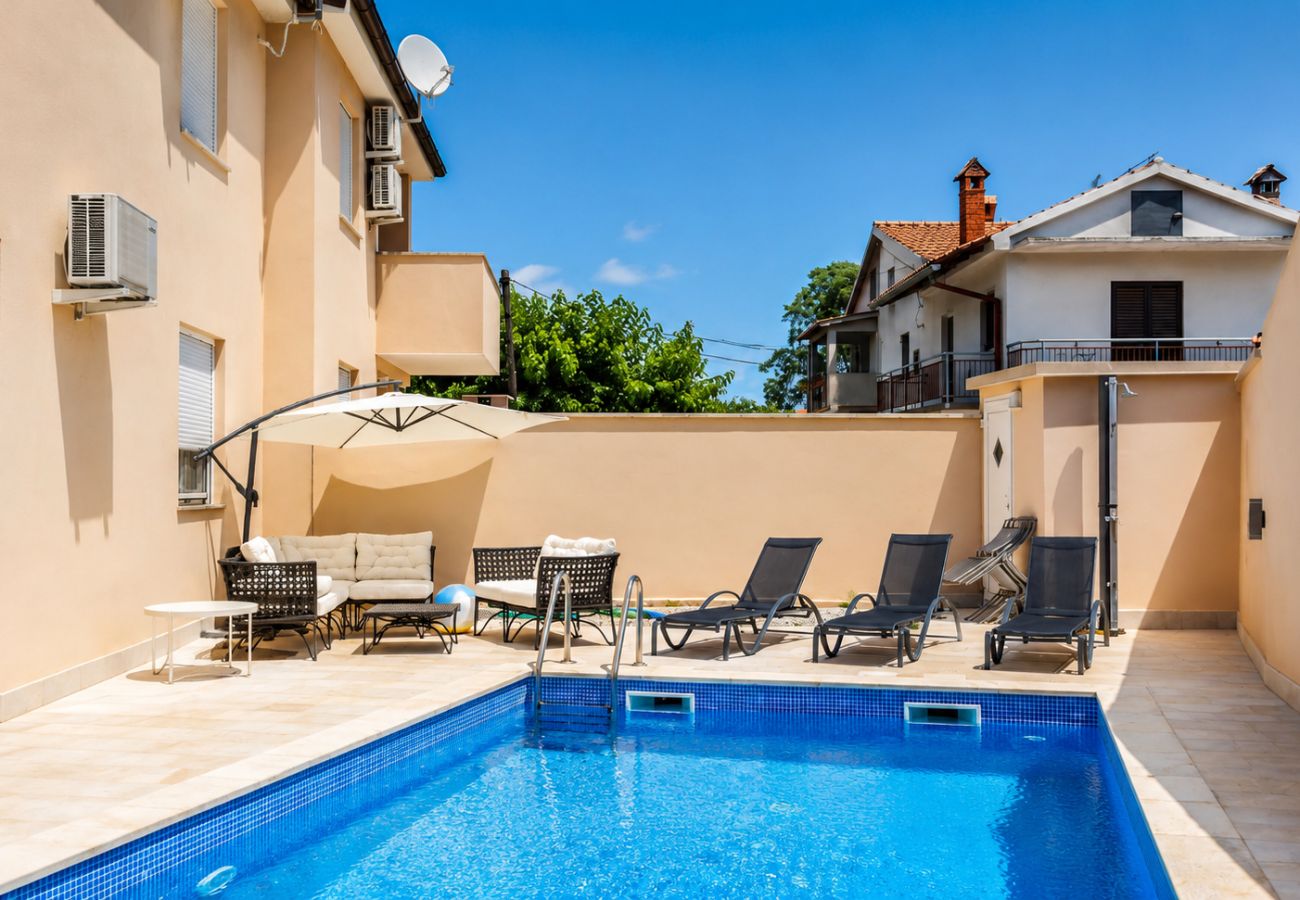 House in Galižana - Holiday Home Fulia with pool