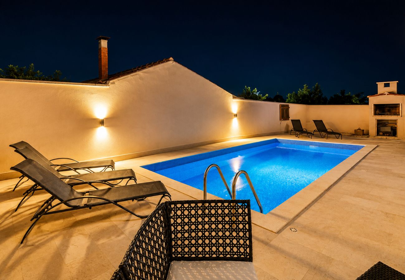 House in Galižana - Holiday Home Fulia with pool
