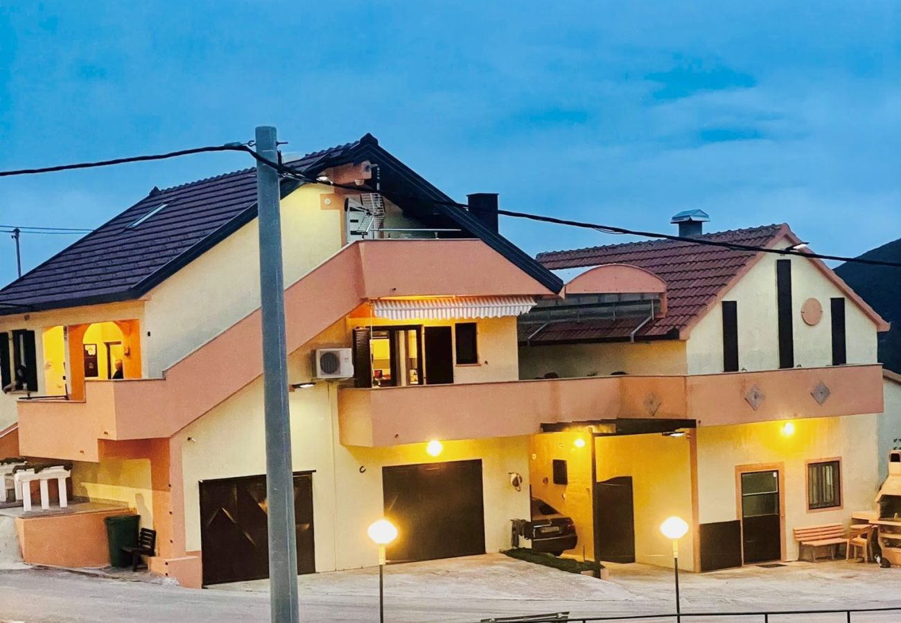 House in Vrgorac - Holiday Home Rocca with pool