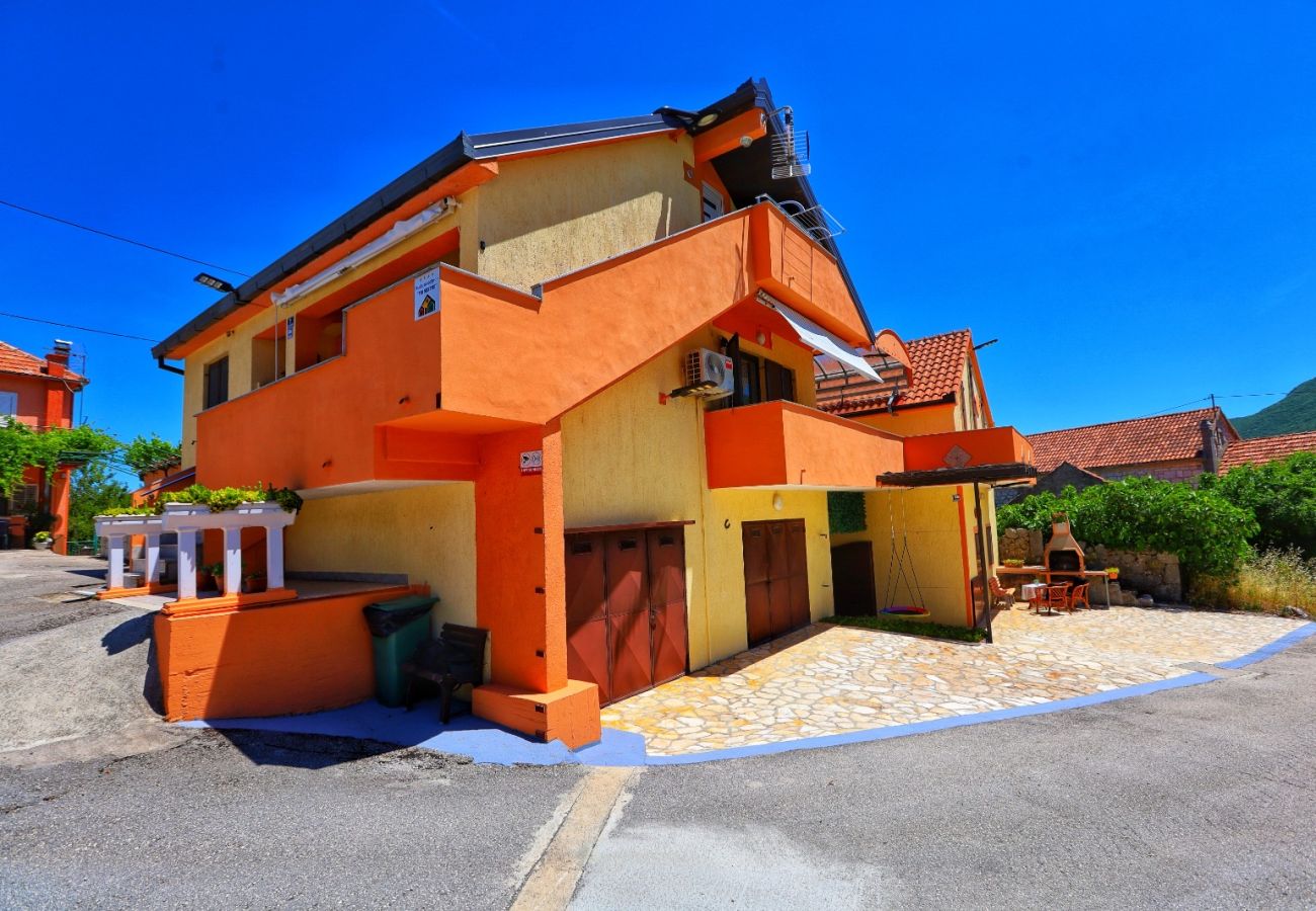 House in Vrgorac - Holiday Home Rocca with pool