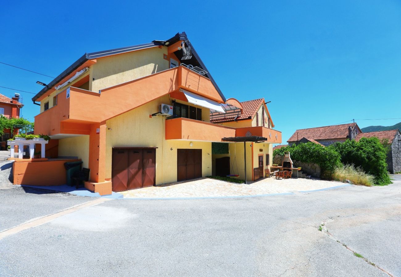 House in Vrgorac - Holiday Home Rocca with pool