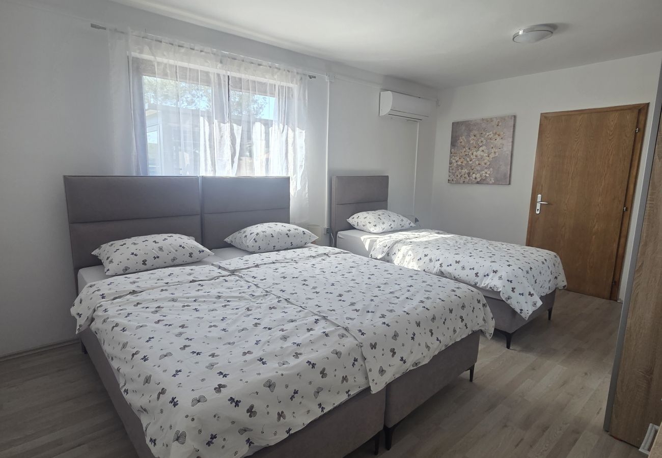 House in Vir - Holiday Home Tanja Vir