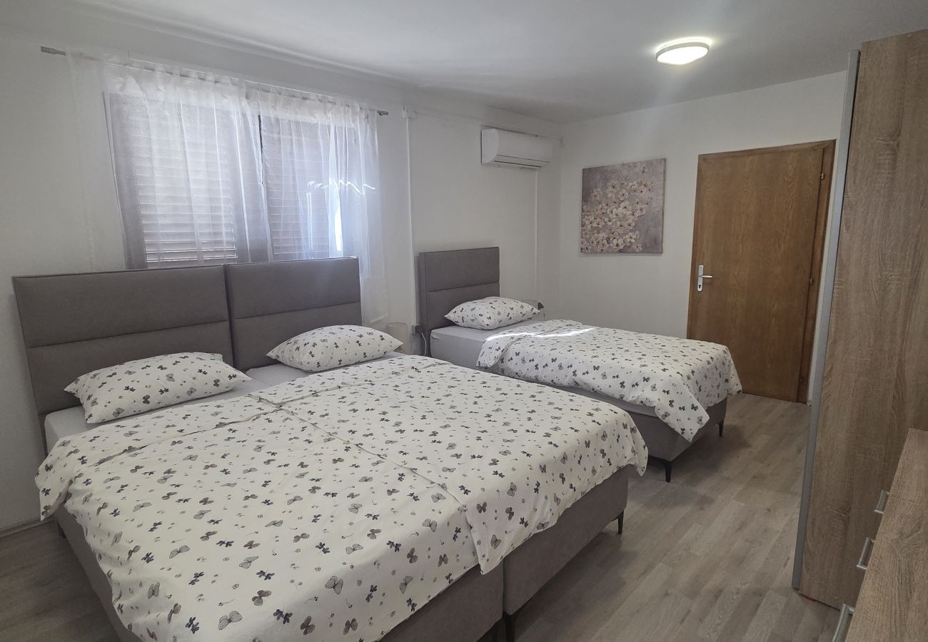 House in Vir - Holiday Home Tanja Vir