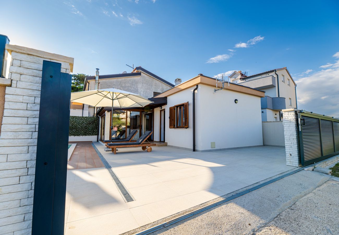 House in Privlaka - Holiday Home Mareta with pool