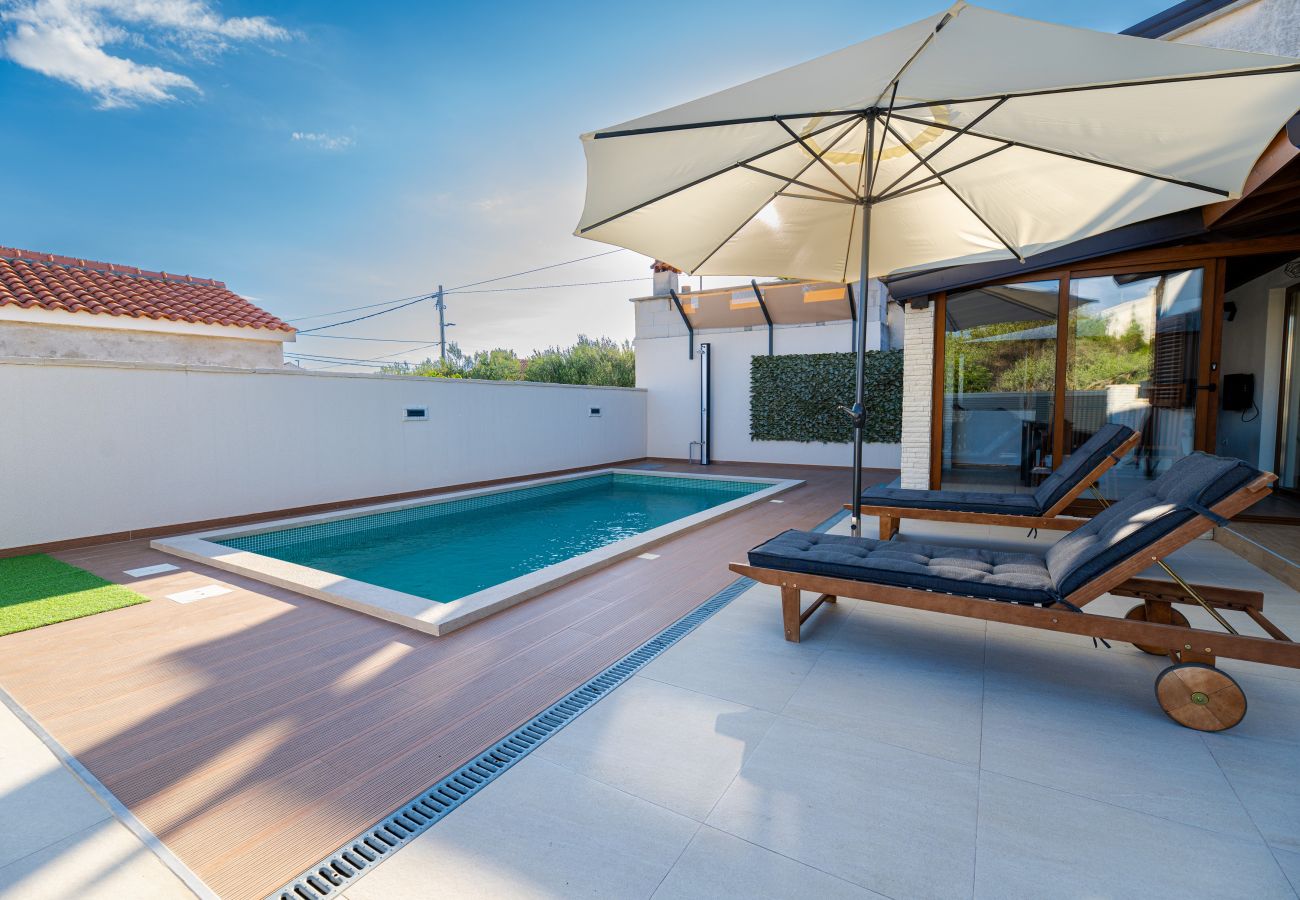 House in Privlaka - Holiday Home Mareta with pool