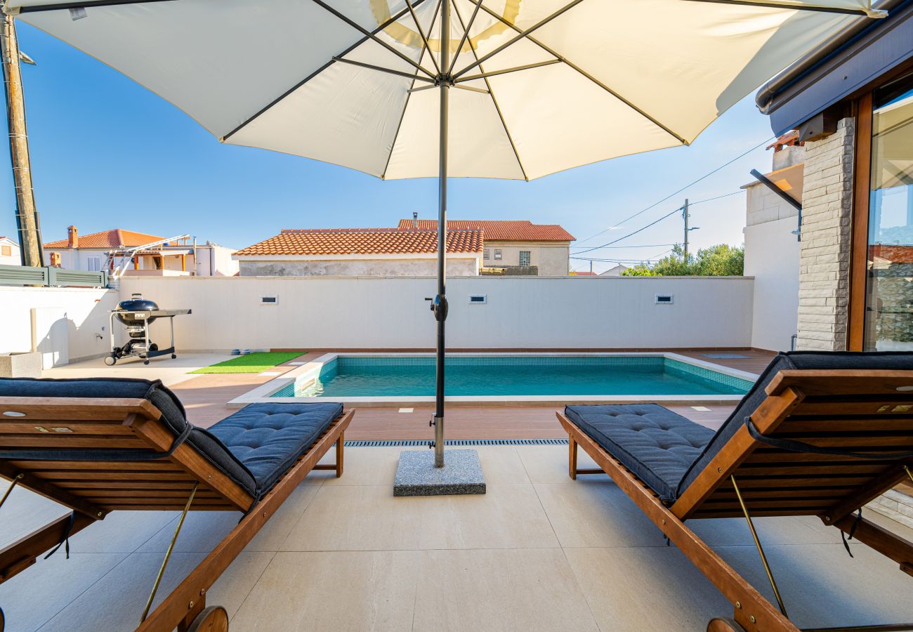 House in Privlaka - Holiday Home Mareta with pool