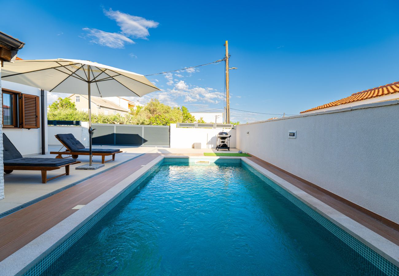House in Privlaka - Holiday Home Mareta with pool