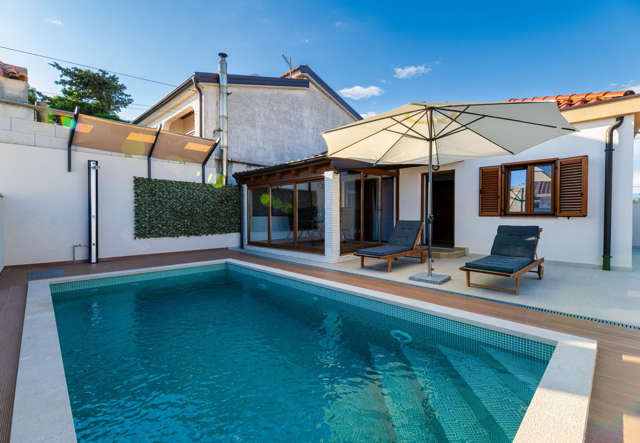 House in Privlaka - Holiday Home Mareta with pool