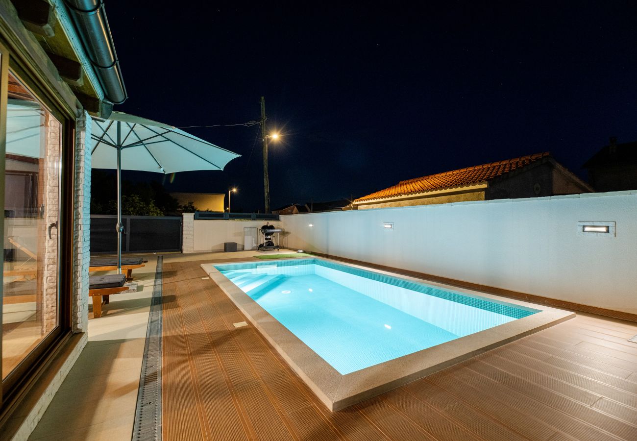 House in Privlaka - Holiday Home Mareta with pool