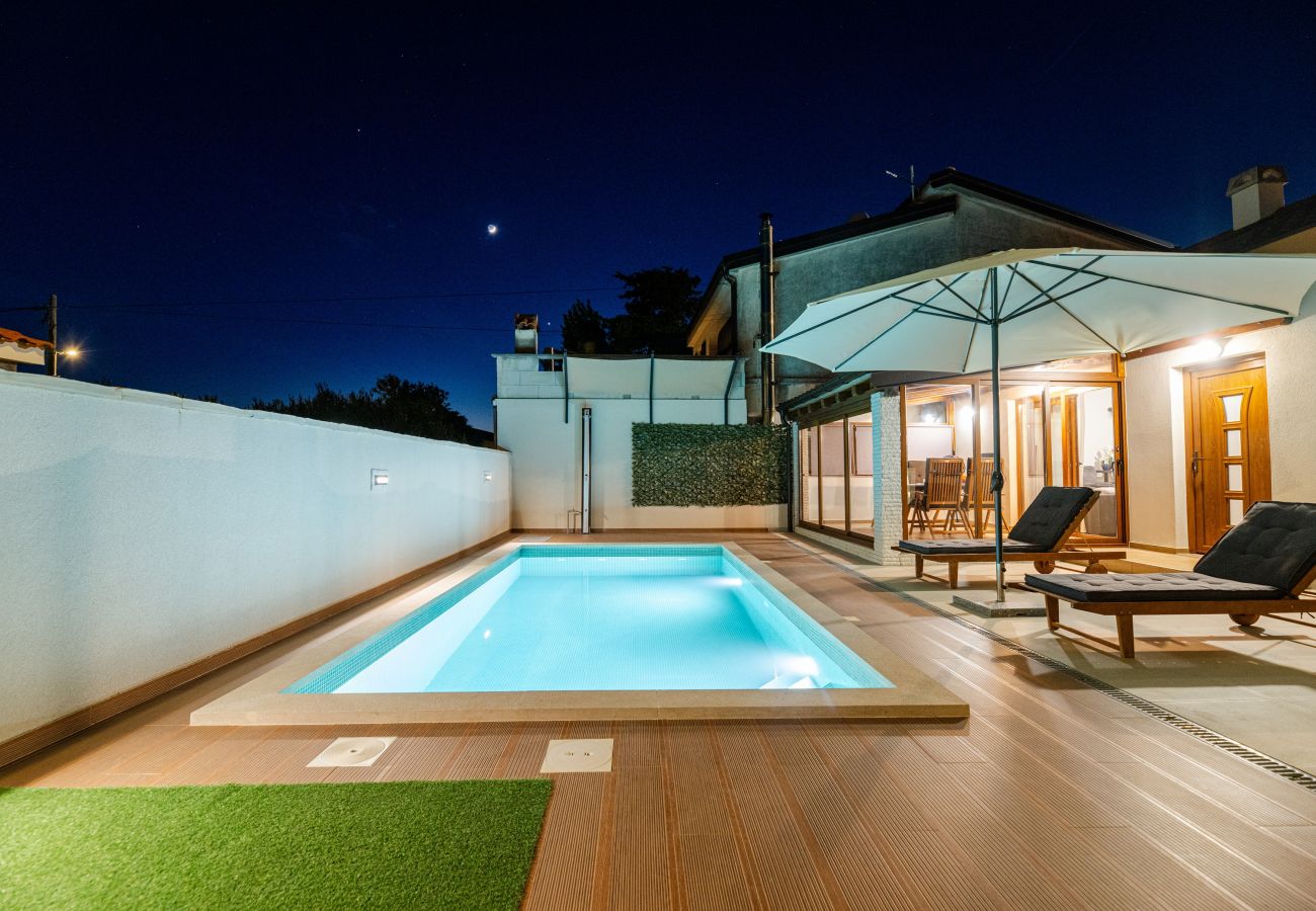 House in Privlaka - Holiday Home Mareta with pool